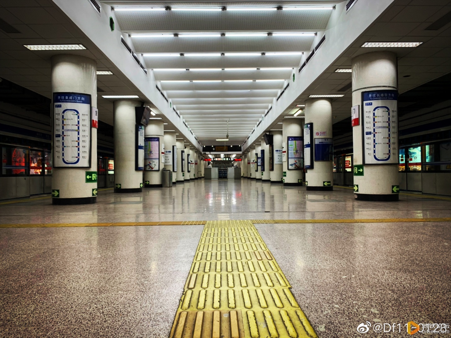 北京地铁2号线DKZ16型地铁电动客车出站_哔哩哔哩 (゜-゜)つロ 干杯~-bilibili